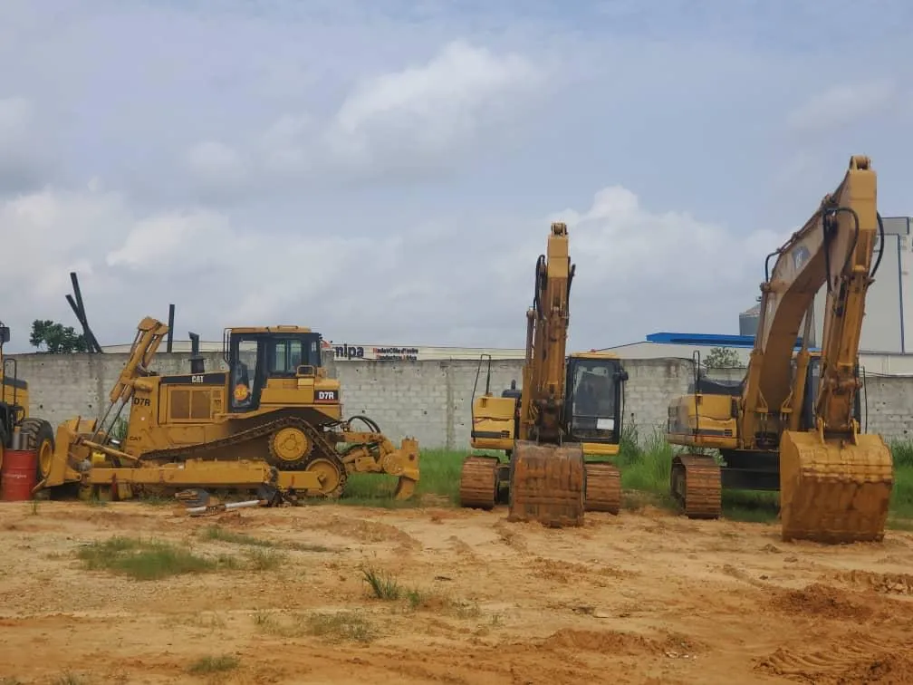 CAT Bulldozer D7R II et Pelles hydrauliques
