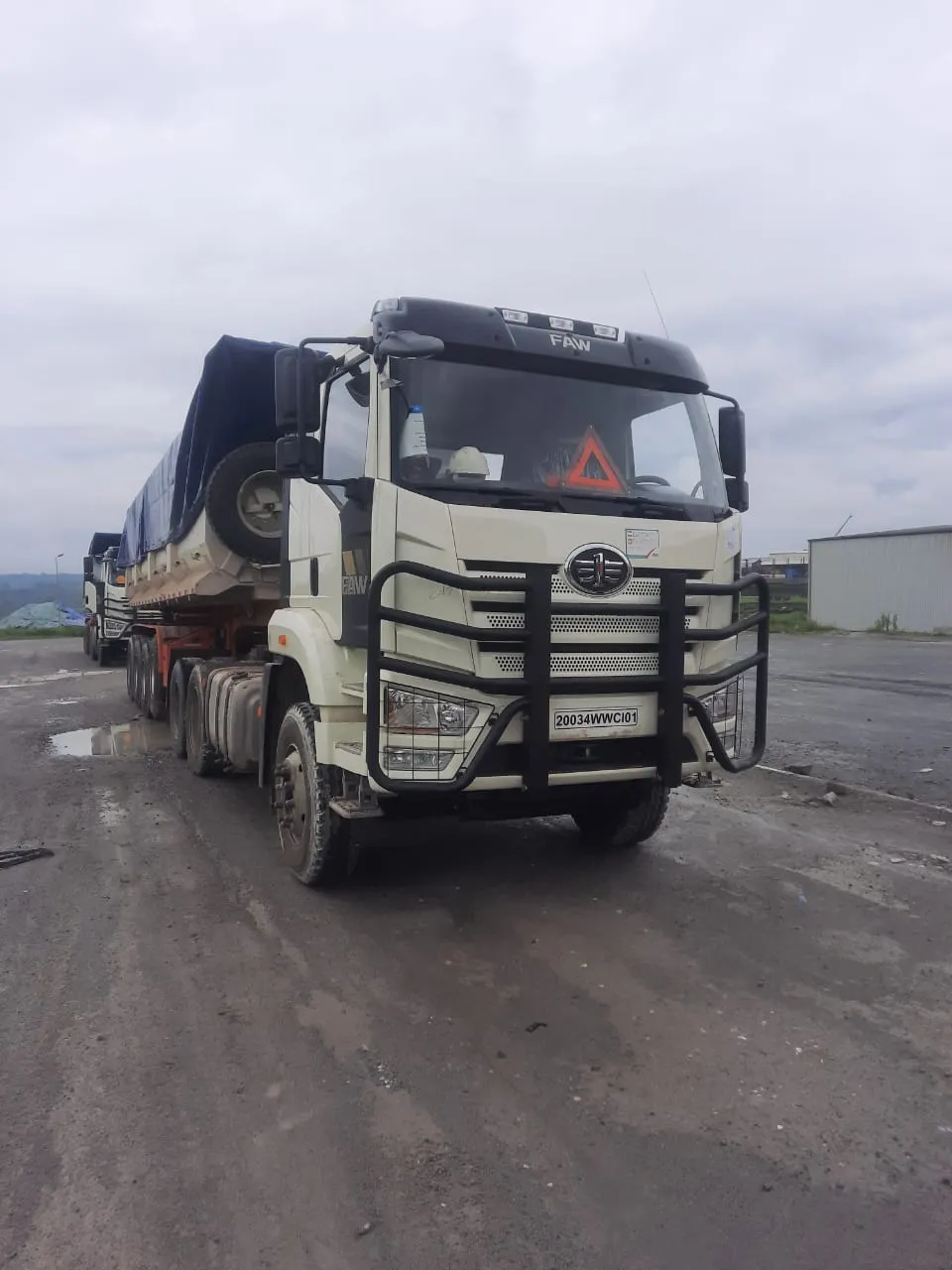 Tracteur FAW avec semi-remorque